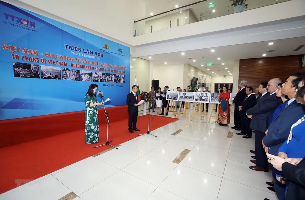 Các đại biểu tham dự Triển lãm ảnh 'Việt Nam-Bulgaria: 70 năm hữu nghị và phát triển' được tổ chức năm 2020. (Ảnh: Phan Tuấn Anh/TTXVN) Các đại biểu tham dự Triển lãm ảnh 'Việt Nam-Bulgaria: 70 năm hữu nghị và phát triển' được tổ chức năm 2020. (Ảnh: Phan Tuấn Anh/TTXVN)