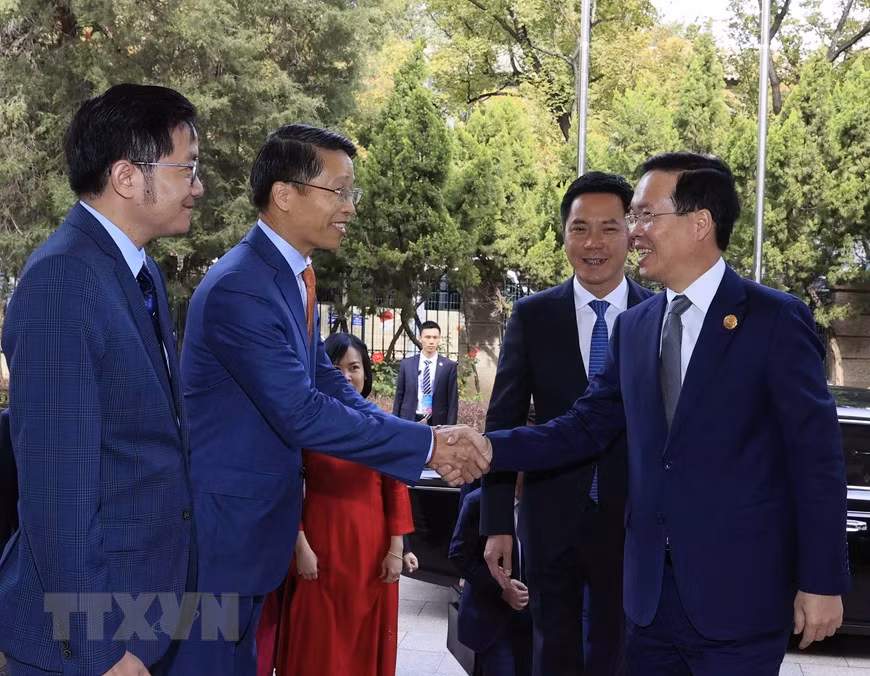 Chủ tịch nước Võ Văn Thưởng với cán bộ, nhân viên Đại sứ quán Việt Nam tại Bắc Kinh và các Tổng Lãnh sự Việt Nam tại các thành phố lớn ở Trung Quốc. (Ảnh: Thống Nhất/TTXVN)
