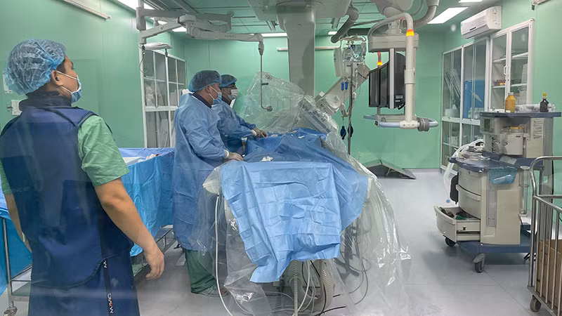 Một ê-kíp của Bệnh viện Đa khoa Trung ương Cần Thơ đang can thiệp điều trị đột quỵ cho bệnh nhân.
