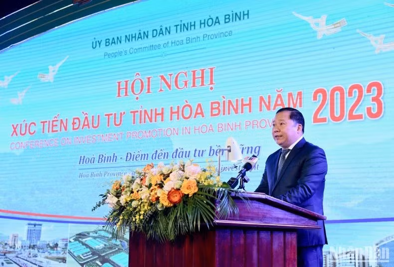 Bí thư Tỉnh ủy Hòa Bình Nguyễn Phi Long khai mạc Hội nghị xúc tiến đầu tư tỉnh Hòa Bình năm 2023. (Ảnh: TRẦN HẢI) Bí thư Tỉnh ủy Hòa Bình Nguyễn Phi Long khai mạc Hội nghị xúc tiến đầu tư tỉnh Hòa Bình năm 2023. (Ảnh: TRẦN HẢI)
