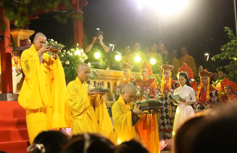 Tăng sinh thực hiện nghi thức dâng trầm cúng dường.
