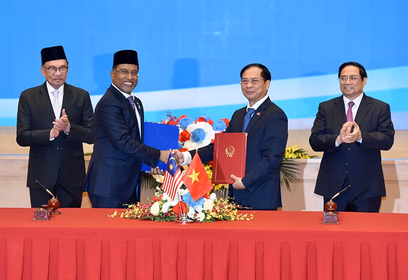 Thủ tướng Phạm Minh Chính và Thủ tướng Anwar Ibrahim chứng kiến Lễ ký Biên bản Kỳ họp lần thứ 7 Ủy ban hỗn hợp và Hợp tác kinh tế, khoa học và kỹ thuật Việt Nam-Malaysia.