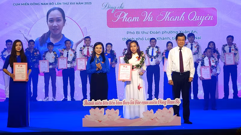 Bí thư Tỉnh ủy Đồng Nai và Bí thư Trung ương Đoàn Nguyễn Phạm Duy Trang trao chứng nhận tuyên dương các thanh niên tiên tiến làm theo lời Bác cụm Đông Nam Bộ.