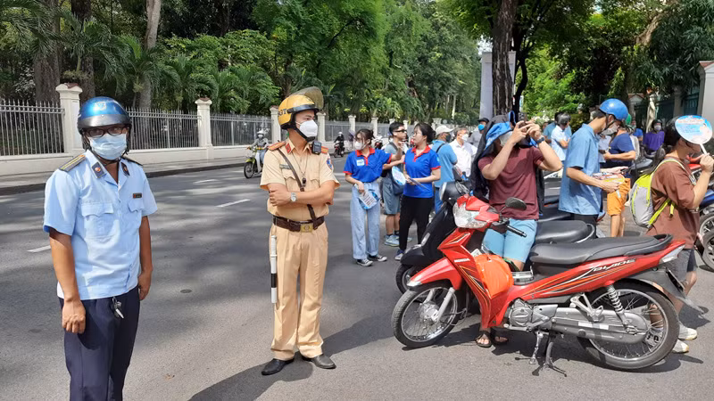 Ngày thi đầu tiên, công tác an toàn trật tự giao thông chung quanh các điểm thi được bảo đảm. Ngày thi đầu tiên, công tác an toàn trật tự giao thông chung quanh các điểm thi được bảo đảm.