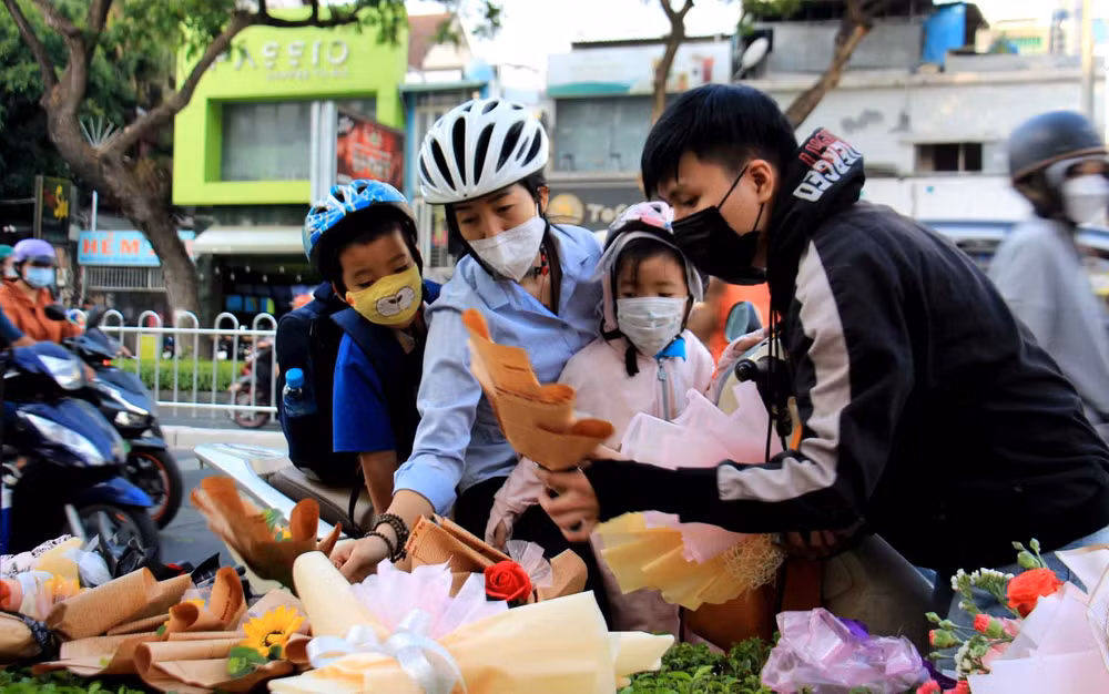 Phụ huynh cùng học sinh đi học sớm chọn những bông hoa tươi nhất để gửi tặng các thầy cô giáo. Phụ huynh cùng học sinh đi học sớm chọn những bông hoa tươi nhất để gửi tặng các thầy cô giáo.