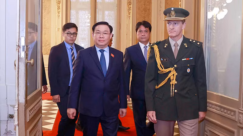 Chủ tịch Quốc hội Vương Đình Huệ đến hội kiến Tổng thống Argentina Alberto Fernandez. (Ảnh Doãn Tấn)