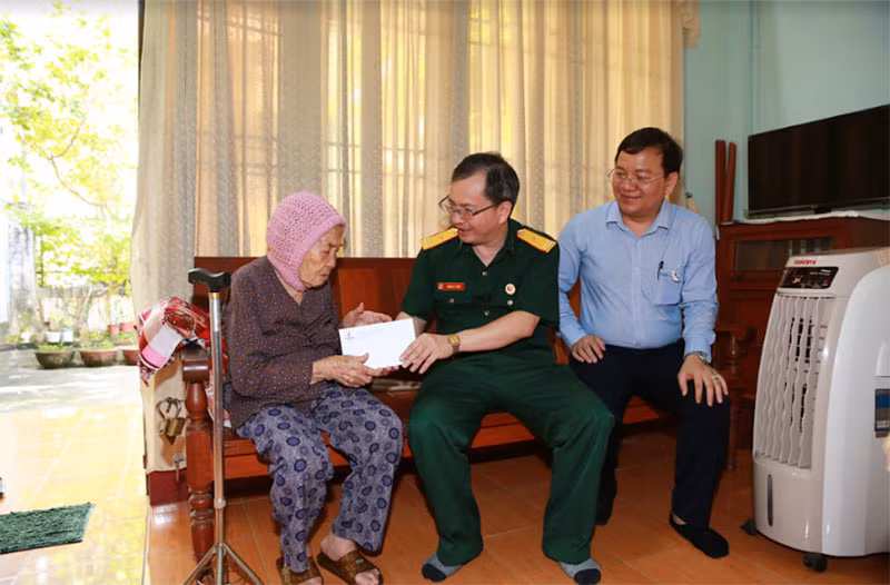 Phó Bí thư Thường trực Đảng ủy, Thành viên HĐQT, Chủ tịch Hội Cựu chiến binh BSR Khương Lê Thành thăm hỏi, tặng quà cho Mẹ Việt Nam Anh hùng Nguyễn Thị Thư (sinh năm 1925) ở phường Trần Phú.