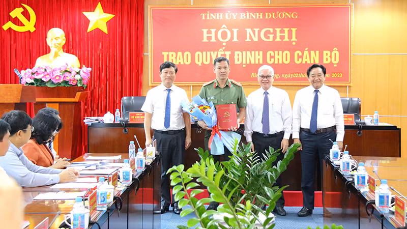 Thường trực Tỉnh ủy Bình Dương trao tặng hoa chúc mừng Bí thư Đảng ủy Công an tỉnh Bình Dương.