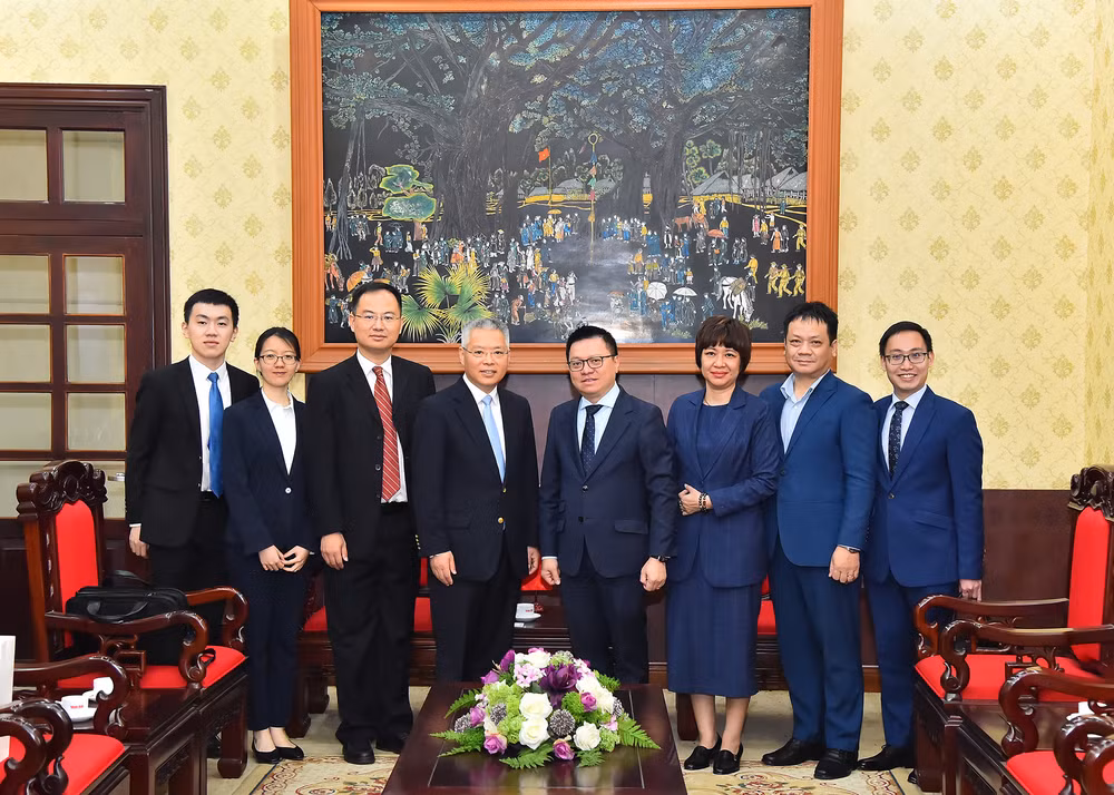 Đồng chí Lê Quốc Minh và đồng chí Hồ Triệu Minh cùng các đại biểu tham dự buổi tiếp chụp ảnh lưu niệm sau buổi tiếp.
