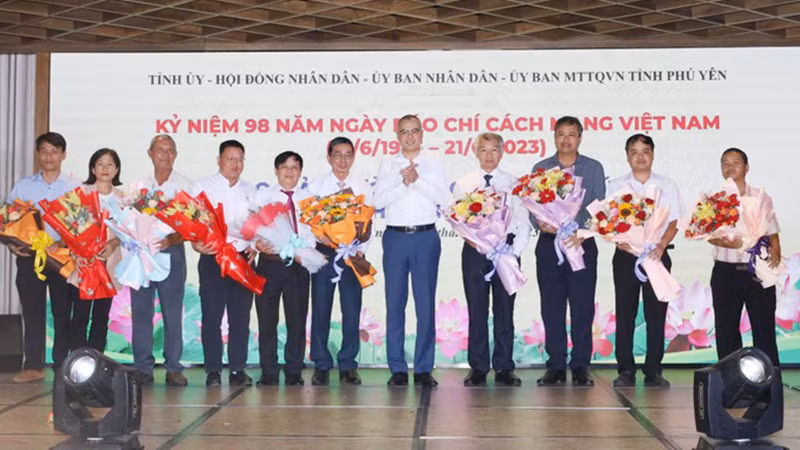 Đồng chí Phạm Đại Dương, Ủy viên Trung ương Đảng, Bí thư Tỉnh ủy, Trưởng Đoàn đại biểu Quốc hội tỉnh Phú Yên tặng hoa chúc mừng các nhà báo.