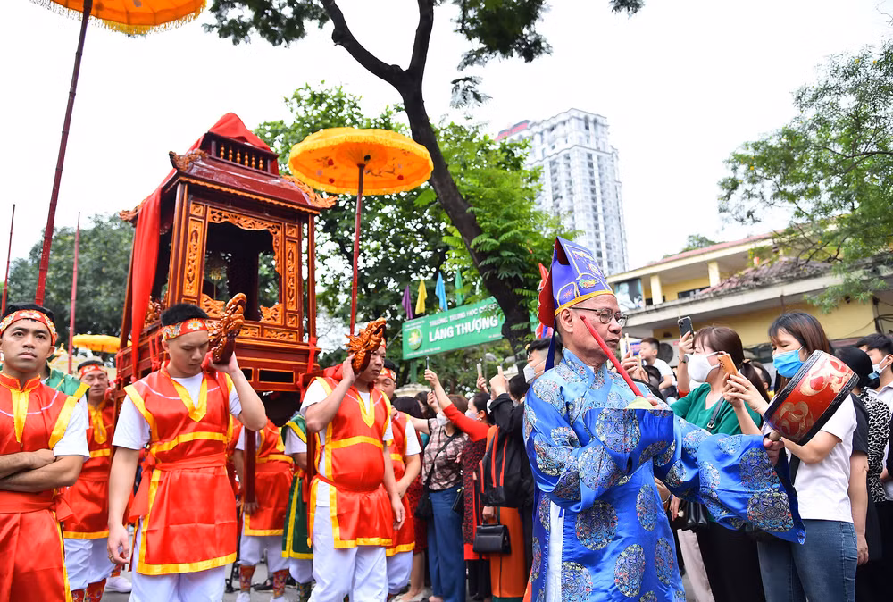 Lễ hội chùa Láng là bức tranh tổng hòa các giá trị văn hóa phi vật thể, từ ngữ văn truyền khẩu các câu chuyện truyền thuyết về thiền sư Từ Đạo Hạnh, nghệ thuật trình diễn qua các tích trò, tập quán xã hội và tín ngưỡng đến tri thức dân gian thể hiện qua nghệ thuật sắp lễ tạo thành biểu tượng của vũ trụ, thiên tử và Phật pháp, qua đó góp phần duy trì thuần phong mỹ tục của địa phương. Lễ hội chùa Láng là bức tranh tổng hòa các giá trị văn hóa phi vật thể, từ ngữ văn truyền khẩu các câu chuyện truyền thuyết về thiền sư Từ Đạo Hạnh, nghệ thuật trình diễn qua các tích trò, tập quán xã hội và tín ngưỡng đến tri thức dân gian thể hiện qua nghệ thuật sắp lễ tạo thành biểu tượng của vũ trụ, thiên tử và Phật pháp, qua đó góp phần duy trì thuần phong mỹ tục của địa phương.