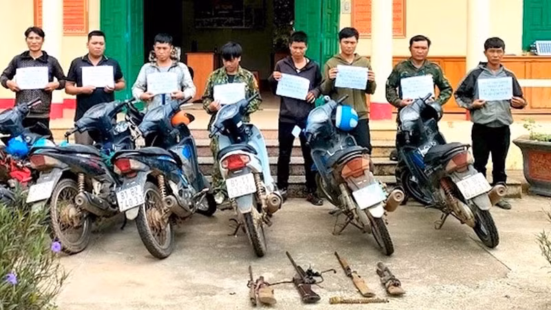 Các đối tượng và tang vật bị lực lượng Biên phòng bắt giữ.