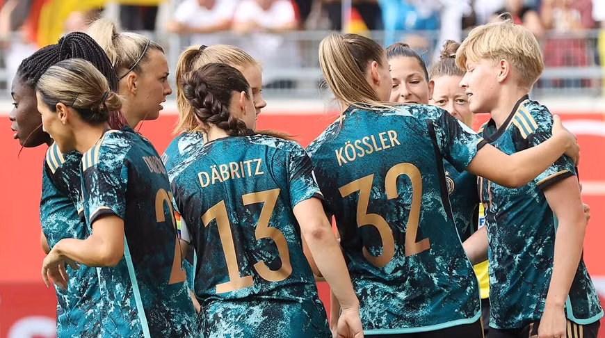 Niềm vui của đội chủ nhà sau khi có bàn thắng sớm. (Nguồn: DFB) Niềm vui của đội chủ nhà sau khi có bàn thắng sớm. (Nguồn: DFB)