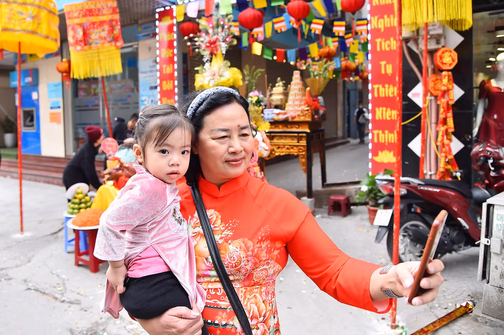 Lễ hội chùa Láng là một sự kiện văn hóa quan trọng có giá trị giữ gìn những nét truyền thống cũng góp phần xây dựng người Hà Nội thanh lịch, văn minh với những phẩm chất tiêu biểu có từ lâu đời. Lễ hội chùa Láng là một sự kiện văn hóa quan trọng có giá trị giữ gìn những nét truyền thống cũng góp phần xây dựng người Hà Nội thanh lịch, văn minh với những phẩm chất tiêu biểu có từ lâu đời.
