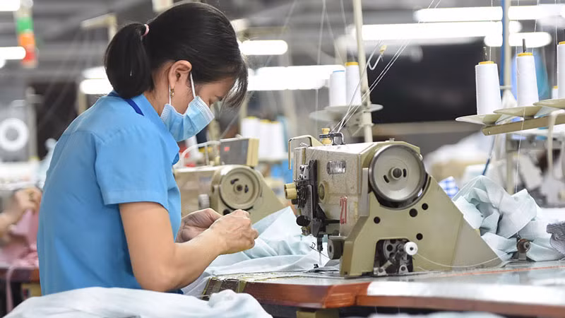 Công nhân trở lại làm việc sau đợt nghỉ Tết tại một doanh nghiệp ở khu công nghiệp Sông Mây, tỉnh Đồng Nai.