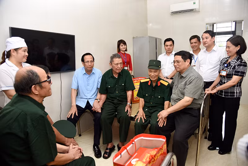 Đảng và Nhà nước luôn quan tâm ban hành, triển khai thực hiện hiệu quả nhiều chính sách đối với thương binh, liệt sĩ, người có công với cách mạng. Đảng và Nhà nước luôn quan tâm ban hành, triển khai thực hiện hiệu quả nhiều chính sách đối với thương binh, liệt sĩ, người có công với cách mạng.