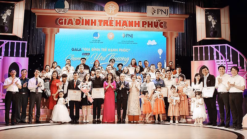 Đồng chí Phạm Tất Thắng, Ủy viên Trung ương Đảng, Phó Trưởng Ban Thường trực Ban Dân vận Trung ương (ở giữa, hàng đầu) trao Bằng khen tặng các "Gia đình trẻ hạnh phúc" năm 2023.