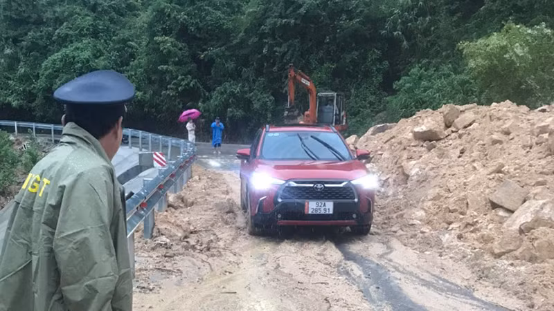 Điểm sạt lở tại khu vực Đèo Le trên tuyến ĐT611 đã thông xe bước 1.