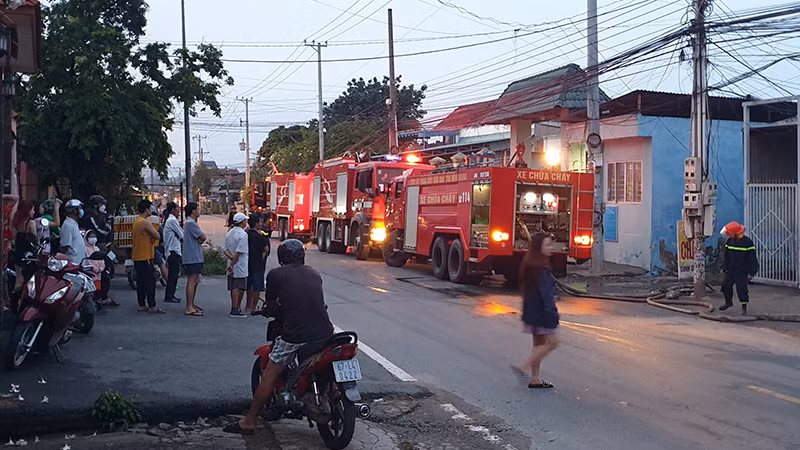 Xe chữa cháy và lực lượng Cảnh sát Phòng cháy chữa cháy và Cứu nạn cứu hộ Công an tỉnh Bình Dương nhanh chóng có mặt tại hiện trường.