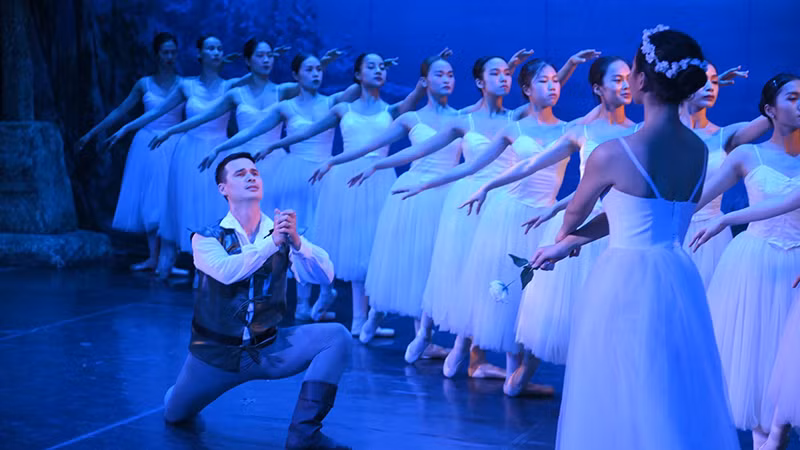 Cảnh trong vở ballet "Giselle". (Ảnh: MẠNH NGÔ HÙNG)