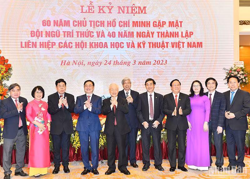 Tổng Bí thư Nguyễn Phú Trọng với các đại biểu dự Lễ kỷ niệm. (Ảnh: ĐĂNG KHOA) Tổng Bí thư Nguyễn Phú Trọng với các đại biểu dự Lễ kỷ niệm. (Ảnh: ĐĂNG KHOA)