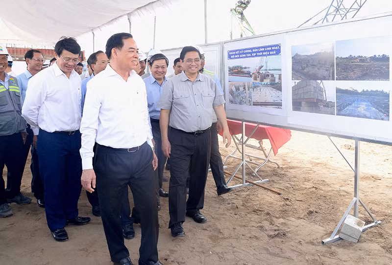 Thủ tướng Phạm Minh Chính thăm công trường thi công cầu Mỹ Tho thuộc dự án cầu Rạch Miễu 2; nghe các đơn vị báo cáo tiến độ thi công công trình.