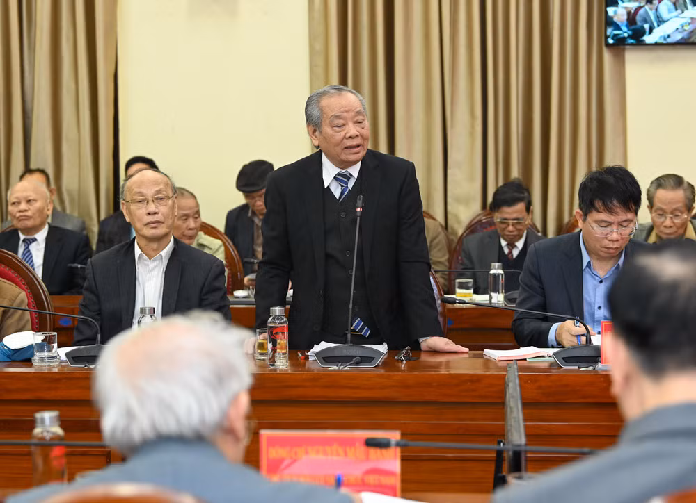 GS,TS Hoàng Ngọc Hòa tham luận về “Sửa đổi Luật đất đai tạo động lực cho sự phát triển bền vững nền kinh tế thị trường định hướng xã hội chủ nghĩa Việt Nam”. GS,TS Hoàng Ngọc Hòa tham luận về “Sửa đổi Luật đất đai tạo động lực cho sự phát triển bền vững nền kinh tế thị trường định hướng xã hội chủ nghĩa Việt Nam”.