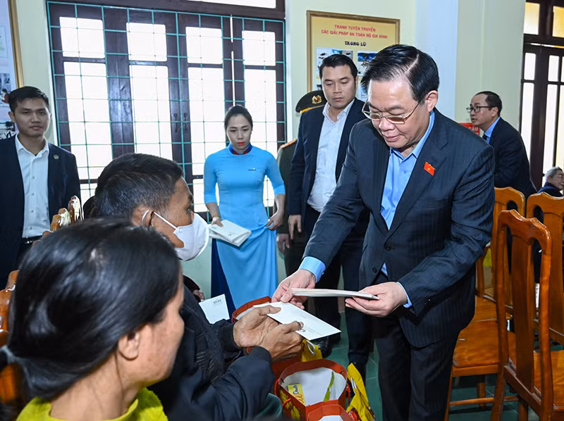 Chủ tịch Quốc hội Vương Đình Huệ tặng quà cho gia đình chính sách tại huyện Quảng Ninh. (Ảnh Duy Linh) Chủ tịch Quốc hội Vương Đình Huệ tặng quà cho gia đình chính sách tại huyện Quảng Ninh. (Ảnh Duy Linh)