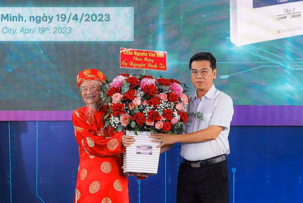 Bí thư Thành ủy Thành phố Hồ Chí Minh Nguyễn Văn Nên gửi hoa chúc mừng Nhà nghiên cứu Nguyễn Đình Tư. Bí thư Thành ủy Thành phố Hồ Chí Minh Nguyễn Văn Nên gửi hoa chúc mừng Nhà nghiên cứu Nguyễn Đình Tư.