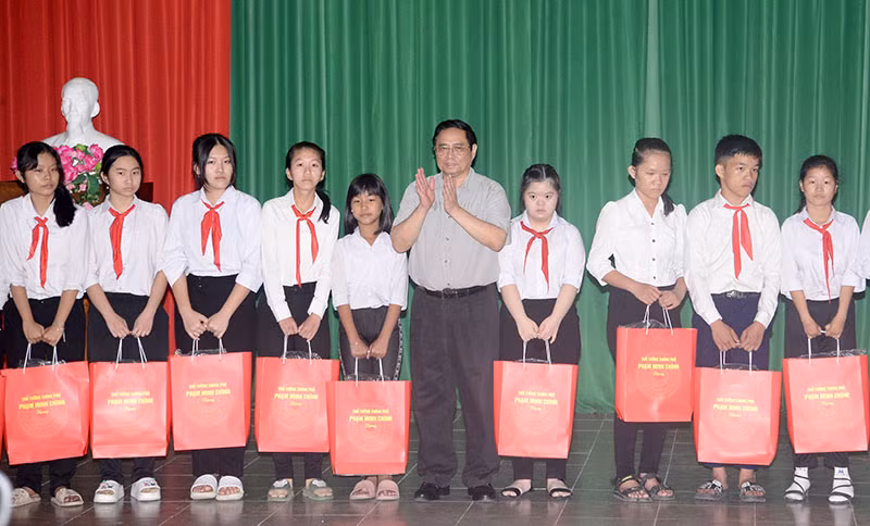 Thủ tướng Phạm Minh Chính tặng quà cho các cháu học sinh Trường Nuôi dạy trẻ em khuyết tật Bến Tre.