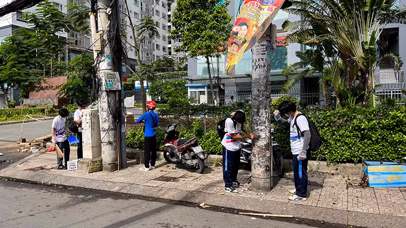 Mỗi người góp một ít công sức để đem lại cảnh quan sạch đẹp, khang trang hơn cho tuyến đường. Mỗi người góp một ít công sức để đem lại cảnh quan sạch đẹp, khang trang hơn cho tuyến đường.