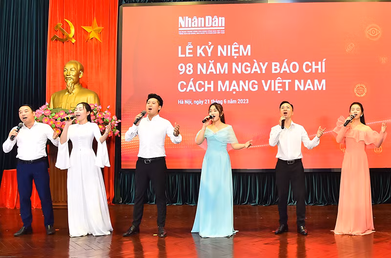 Tiết mục văn nghệ chào mừng lễ mít-tinh kỷ niệm 98 năm Ngày Báo chí cách mạng Việt Nam của Đoàn Thanh niên Báo Nhân Dân.