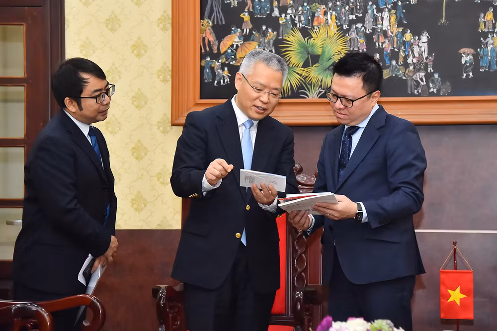 Đồng chí Lê Quốc Minh và đồng chí Hồ Triệu Minh trao đổi thông tin bên lề buổi tiếp.