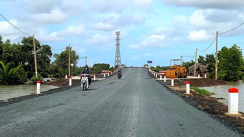 Nhờ thực hiện tốt công tác giải phóng mặt bằng mà hiện tại, tuyến đường đông-tây Cà Mau cơ bản hoàn thành phần mặt đường, chờ thông xe.