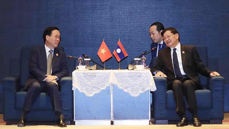 Chủ tịch nước Võ Văn Thưởng gặp Tổng Bí thư - Chủ tịch nước Lào Thongloun Sisoulith. (Ảnh: Thống Nhất/TTXVN)