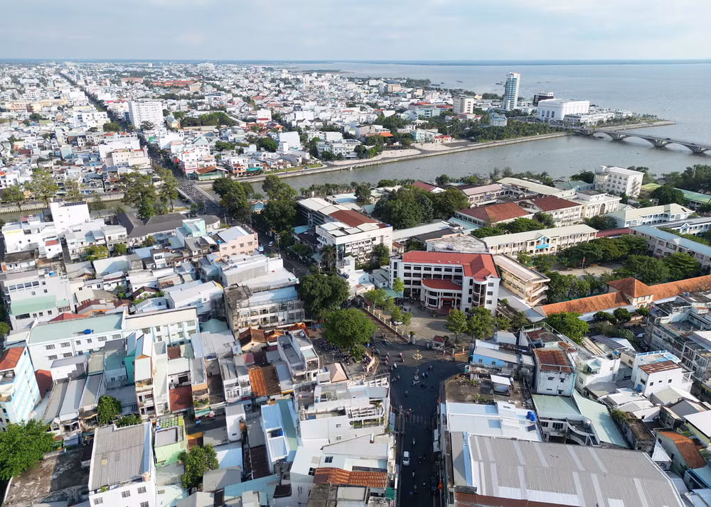 Con Kênh Nhánh, cùng với kênh Sông Kiên là một trong những con kênh quan trọng trên địa bàn Rạch Giá giúp thoát nước lũ ra biển Tây. Con Kênh Nhánh, cùng với kênh Sông Kiên là một trong những con kênh quan trọng trên địa bàn Rạch Giá giúp thoát nước lũ ra biển Tây.