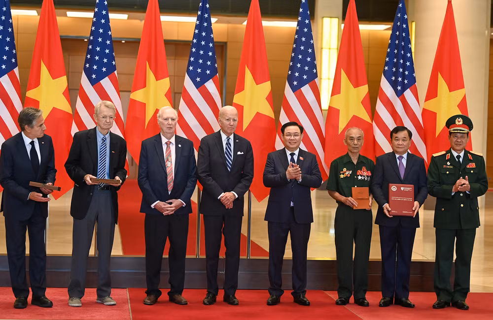 Chủ tịch Quốc hội Vương Đình Huệ và Tổng thống Hoa Kỳ Joe Biden chứng kiến lễ trao kỷ vật, nhật ký chiến tranh.