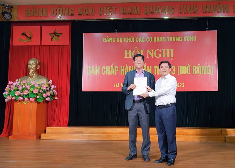 Đồng chí Nguyễn Văn Thể trao Quyết định hưởng chế độ hưu trí đối với đồng chí Huỳnh Tấn Việt.