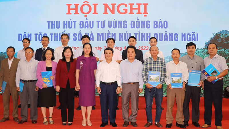 Lãnh đạo các huyện miền núi Ba Tơ, Sơn Tây, Sơn Hà, Minh Long ký kết ghi nhớ hợp tác đầu tư với các doanh nghiệp. Lãnh đạo các huyện miền núi Ba Tơ, Sơn Tây, Sơn Hà, Minh Long ký kết ghi nhớ hợp tác đầu tư với các doanh nghiệp.
