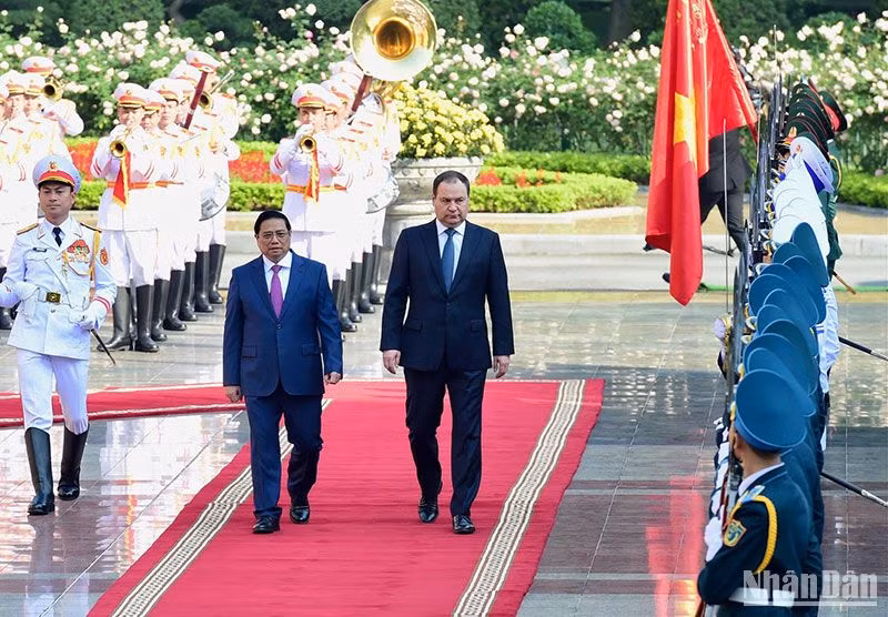 Thủ tướng Phạm Minh Chính và Thủ tướng Cộng hòa Belarus Roman Golovchenko duyệt Đội danh dự Quân đội nhân dân Việt Nam. Thủ tướng Phạm Minh Chính và Thủ tướng Cộng hòa Belarus Roman Golovchenko duyệt Đội danh dự Quân đội nhân dân Việt Nam.