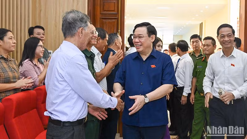 Chủ tịch Quốc hội Vương Đình Huệ với các đại biểu dự hội nghị tiếp xúc cử tri tại quận Đồ Sơn, thành phố Hải Phòng.