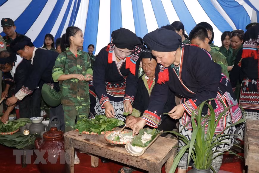 Các nghệ nhân giới thiệu về ẩm thực của dân tộc Dao. (Ảnh: Hữu Quyết/TTXVN) Các nghệ nhân giới thiệu về ẩm thực của dân tộc Dao. (Ảnh: Hữu Quyết/TTXVN)