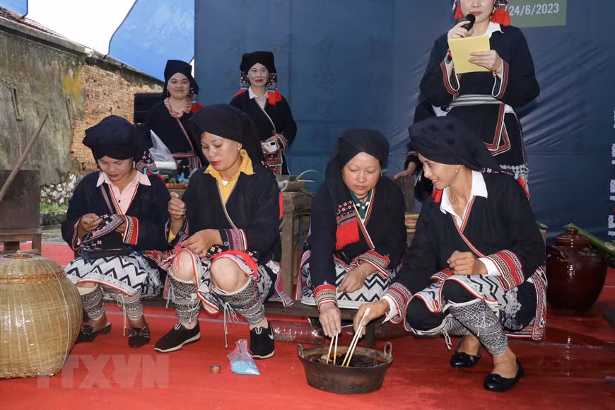 Các nghệ nhân người Dao trình diễn trang trí hoa văn trên vải và nhuộm vải. (Ảnh: Hữu Quyết/TTXVN) Các nghệ nhân người Dao trình diễn trang trí hoa văn trên vải và nhuộm vải. (Ảnh: Hữu Quyết/TTXVN)