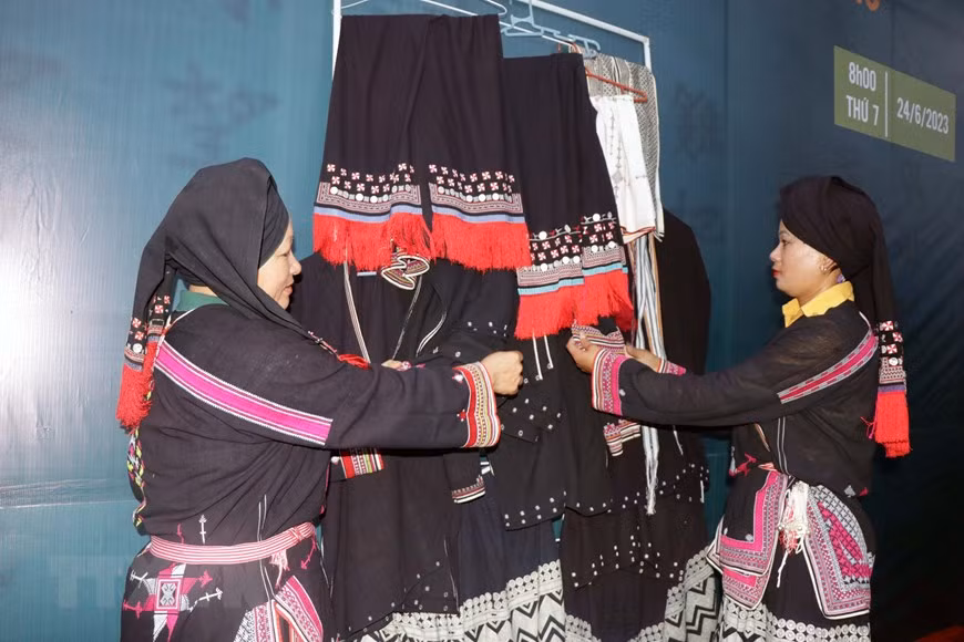 Các nghệ nhân giới thiệu về các loại trang phục truyền thống của dân tộc Dao. (Ảnh: Hữu Quyết/TTXVN) Các nghệ nhân giới thiệu về các loại trang phục truyền thống của dân tộc Dao. (Ảnh: Hữu Quyết/TTXVN)