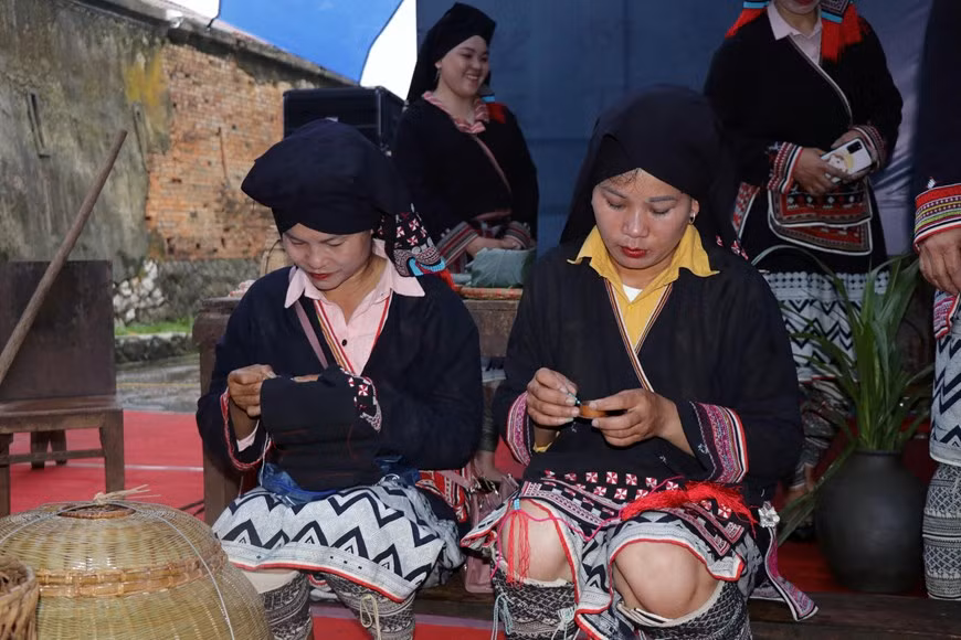 Nghệ nhân người Dao trình diễn trang trí hoa văn trên vải. (Ảnh: Hữu Quyết/TTXVN) Nghệ nhân người Dao trình diễn trang trí hoa văn trên vải. (Ảnh: Hữu Quyết/TTXVN)