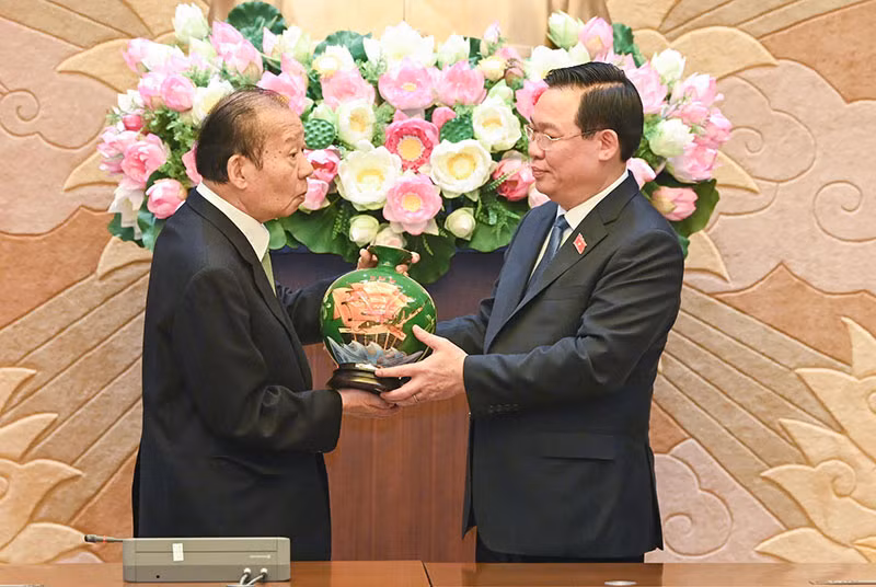 Chủ tịch Quốc hội Vương Đình Huệ tặng quà lưu niệm cho Chủ tịch Liên minh Nghị sĩ hữu nghị Nhật-Việt Nikai Toshihiro. Chủ tịch Quốc hội Vương Đình Huệ tặng quà lưu niệm cho Chủ tịch Liên minh Nghị sĩ hữu nghị Nhật-Việt Nikai Toshihiro.