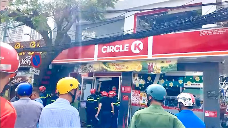Lực lượng cứu hộ, cứu nạn tiếp cận hiện trường nơi xảy ra vụ việc.