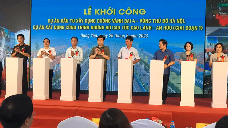Lễ khởi công đường Vành đai 4 - Vùng Thủ đô Hà Nội tại điểm cầu xã Tân Tiến huyện Văn Giang, tỉnh Hưng Yên.