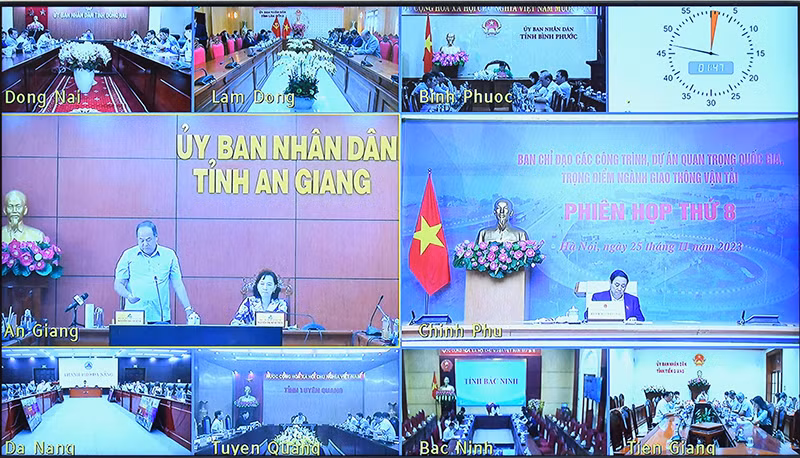 Phiên họp được tổ chức trực tiếp kết hợp trực tuyến giữa đầu cầu trụ sở Chính phủ với 45 tỉnh, thành phố trực thuộc Trung ương đang có các công trình, dự án quan trọng quốc gia, trọng điểm ngành giao thông vận tải.