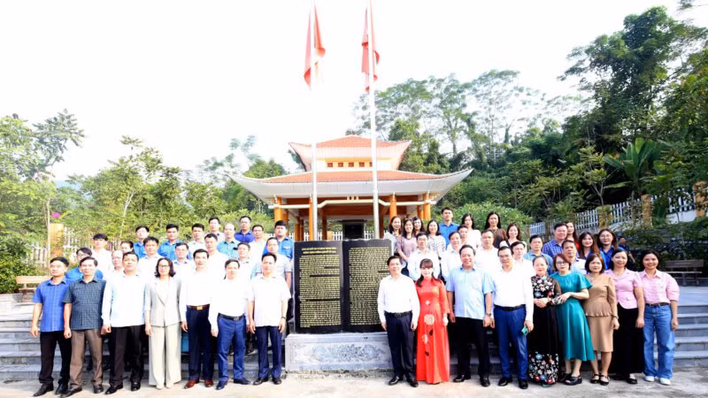Thường trực Đảng ủy Khối và Đoàn công tác thăm Nhà Truyền thống Đảng bộ Khối các cơ quan Trung ương.